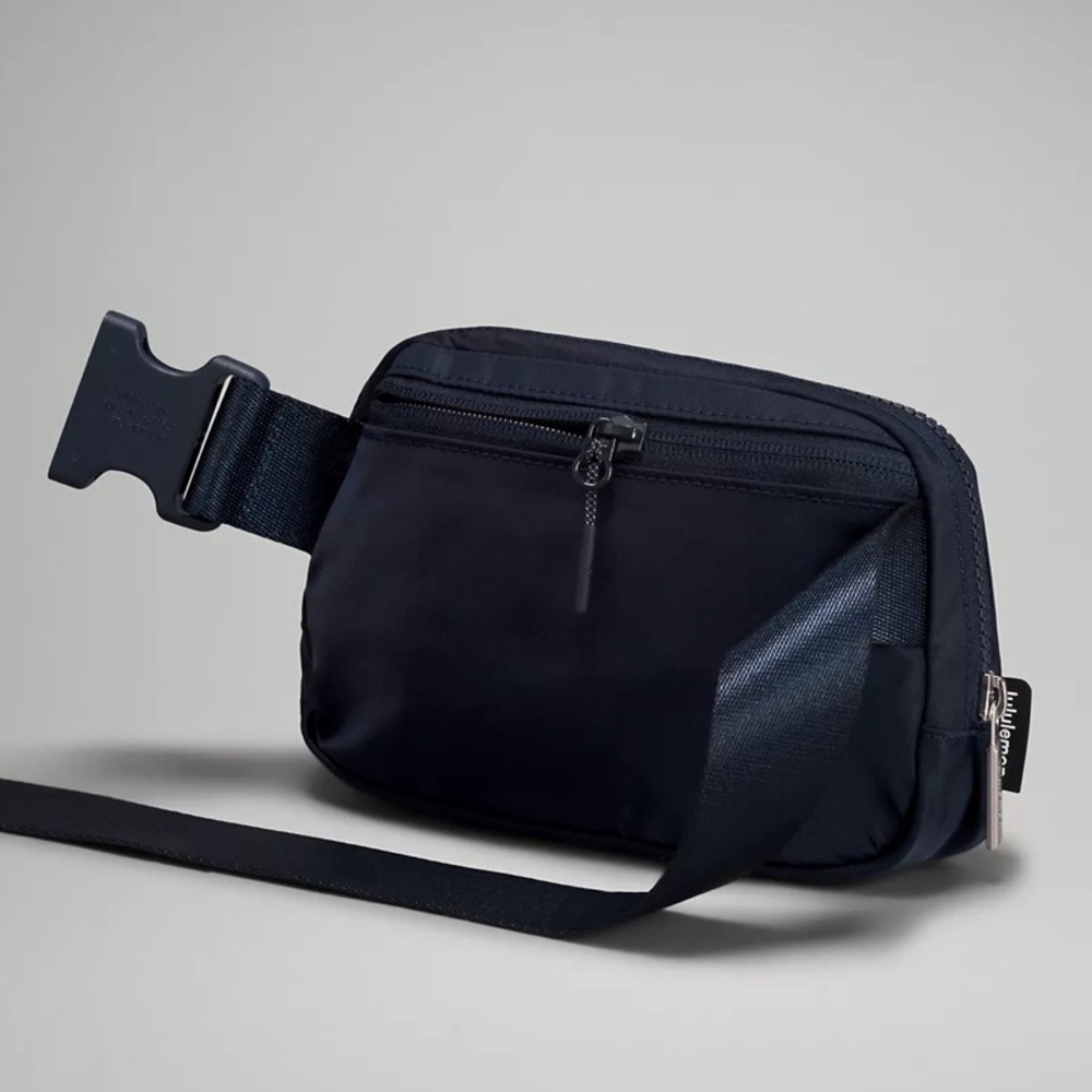 COPY - lululemon athletica Black Belt Bag Sleek Durable Minimalist - Picture 3 of 4